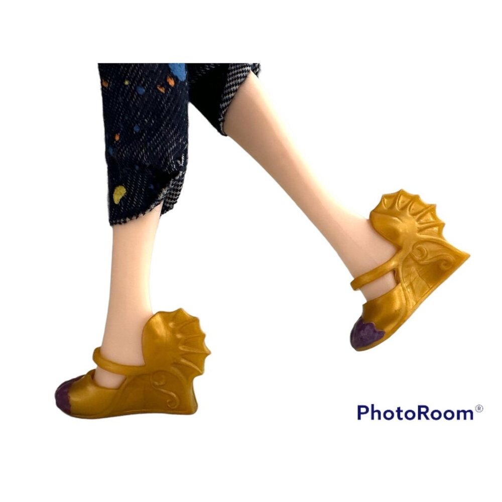 Disney Descendants Isle Of the Lost Mal Coronation Doll Gold Purple Shoes
